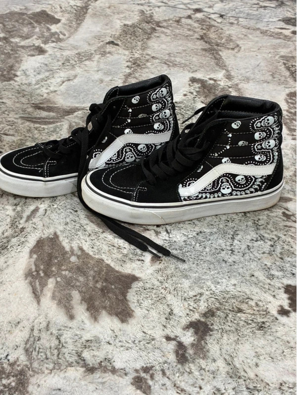 Skeleton, high top Vans 7.5 women’s 6 men’s